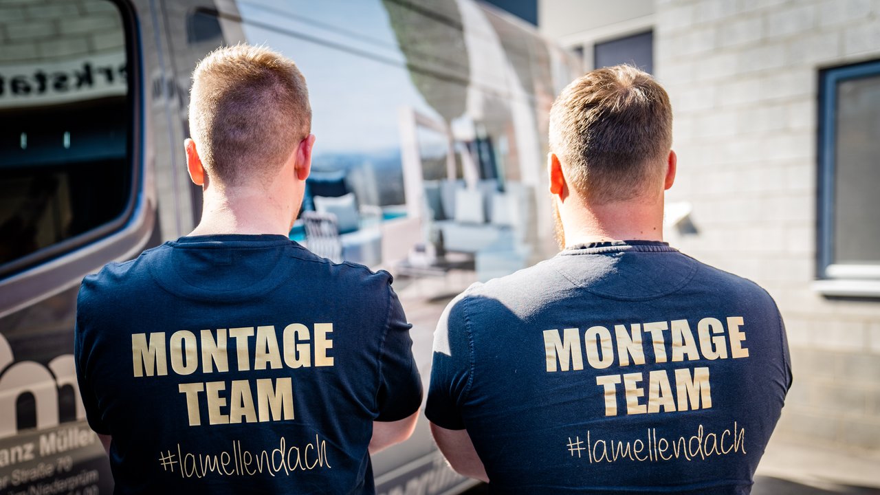 Franz Müller Montage-Team mit Lamellendach-Shirts vor Premium-Terrasse