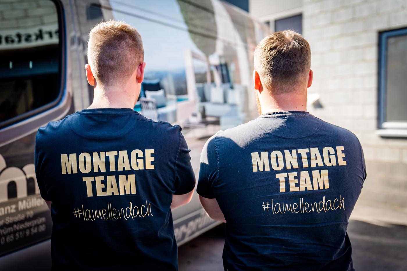 Müller-Montageteam vor Premium-Terrasse mit Lamellendach